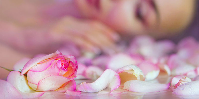 How to use rosewater for acne - هر چیزی که درباره خواص گلاب بدانید
